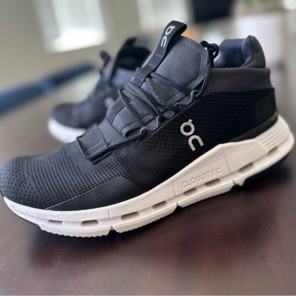 On Cloud Women’s Black and White Running Sneakers Size 9